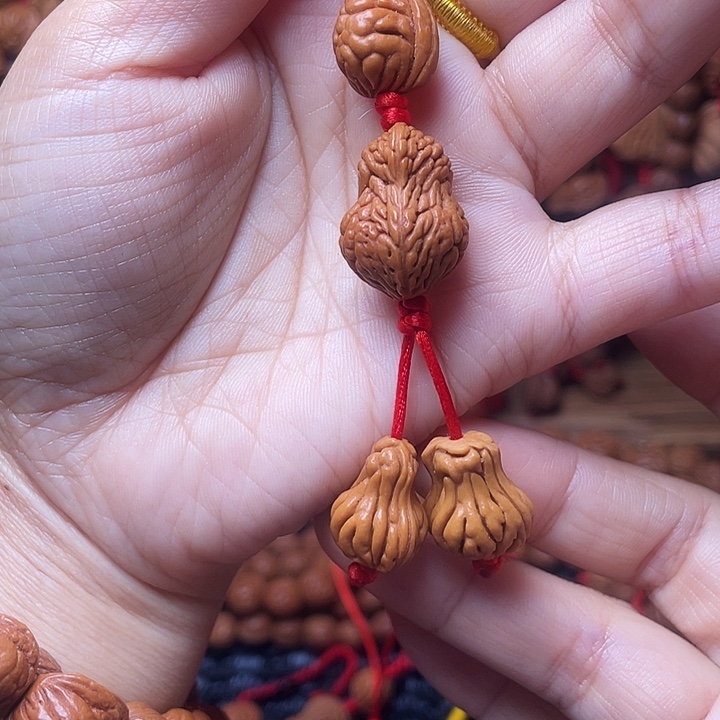 木质类龙纹桃枭挂件