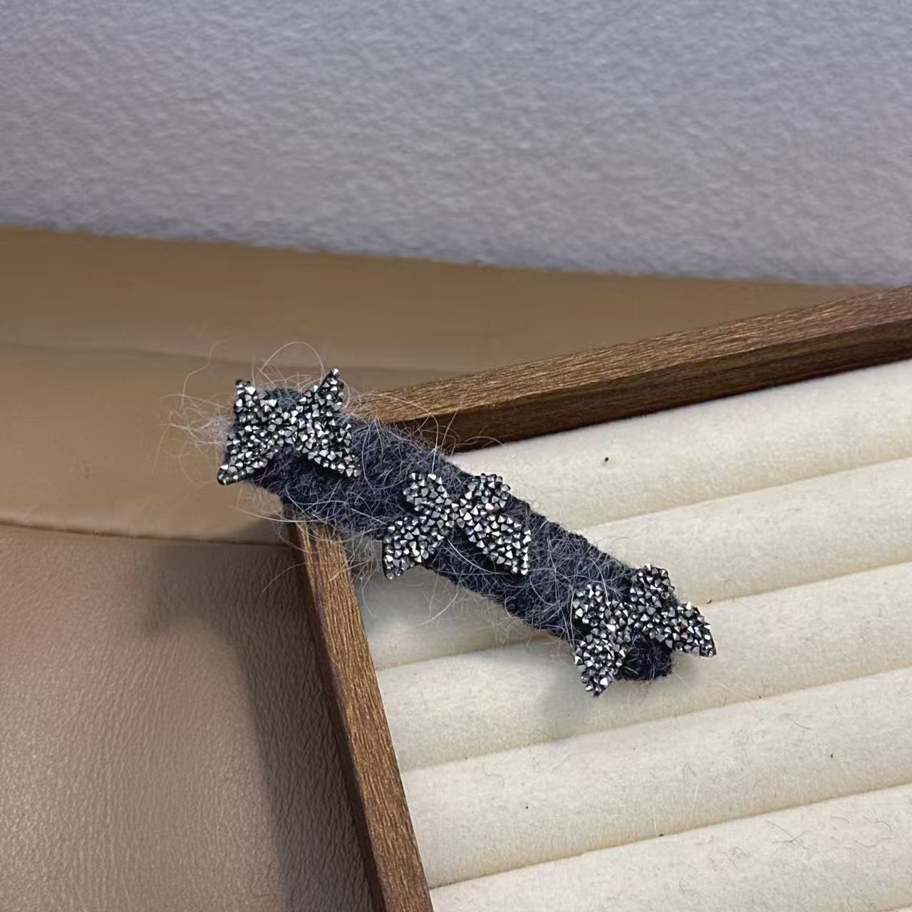 精致满镶三蝴蝶灰色毛绒BB夹5158
