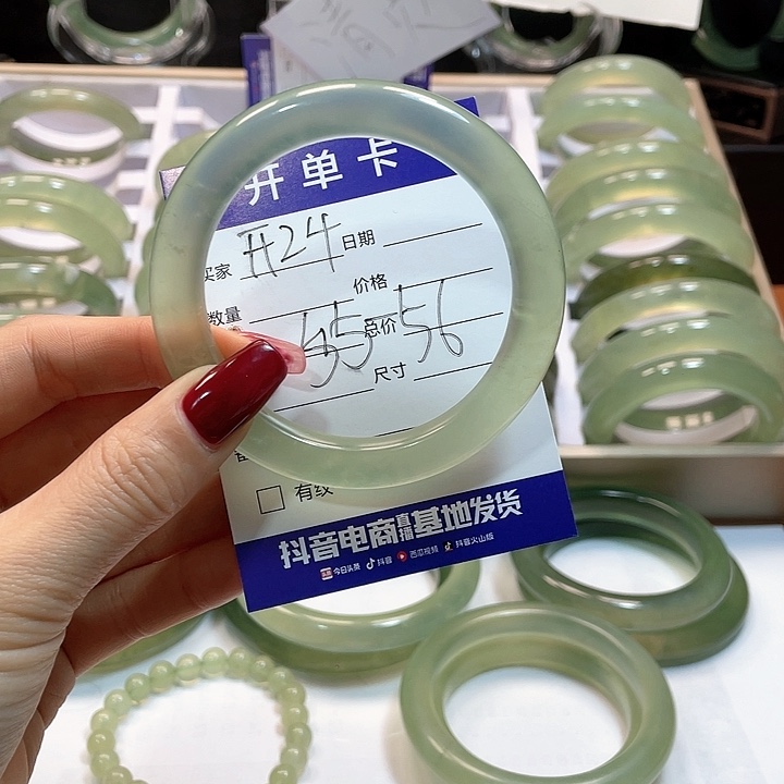 蛇纹石玉手镯未镶嵌g****?