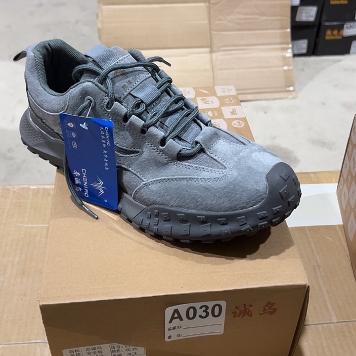 编码030号。43码防砸防刺劳保鞋。