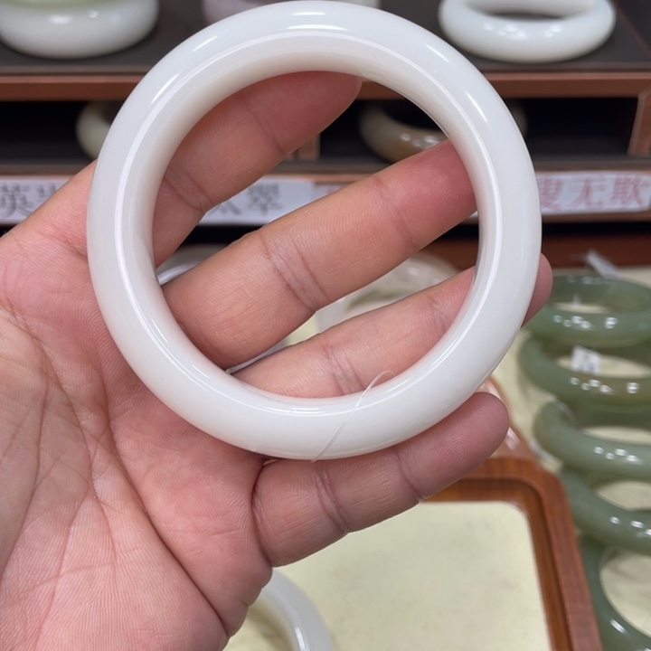 ****王石英质玉手镯未镶嵌