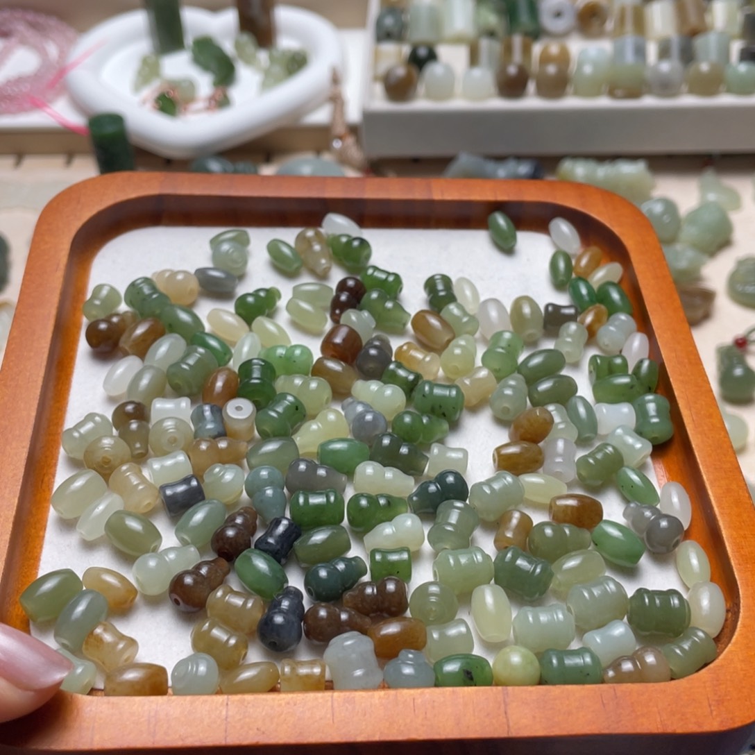 和田玉未镶嵌颈饰一个