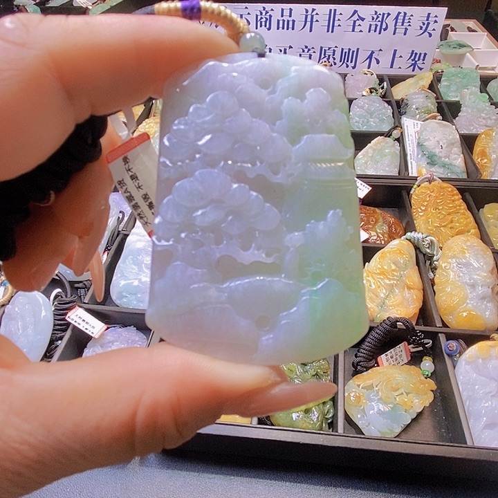 翡翠未镶嵌颈饰一个