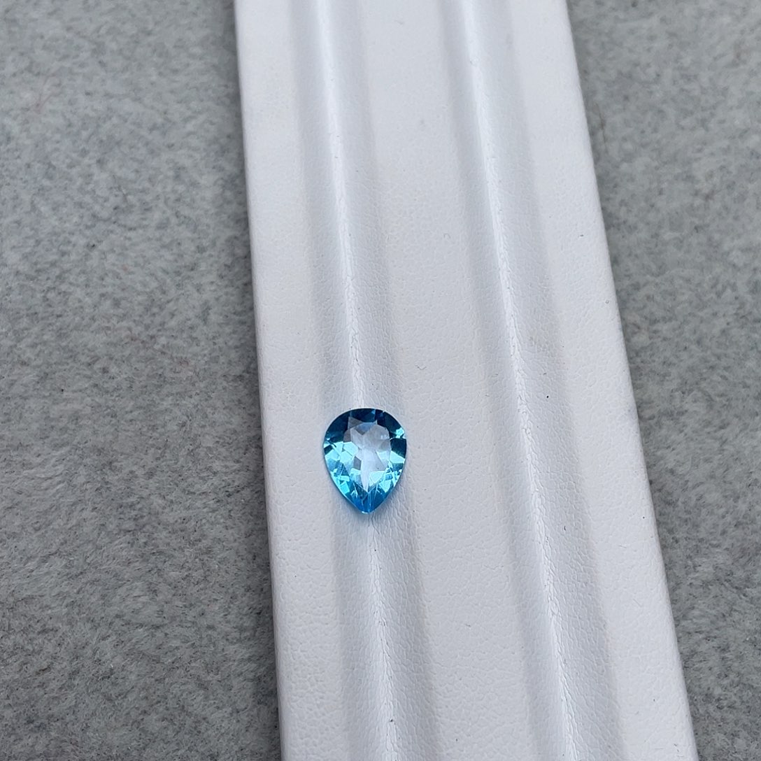 托帕石裸石未镶嵌符*2.52ct水滴