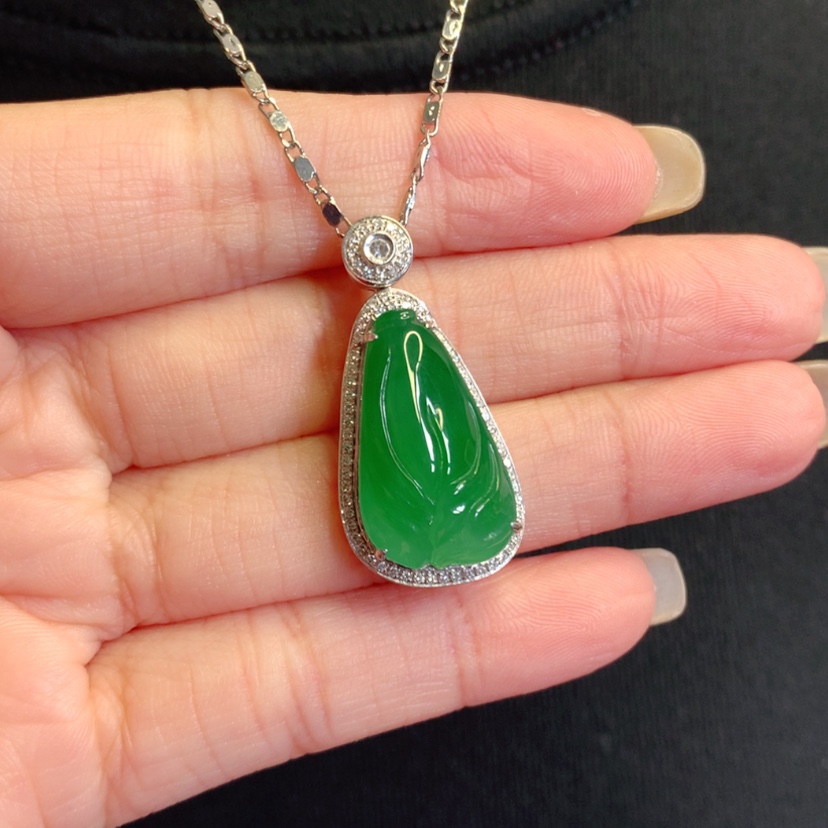 【闪购商品】颈饰18K金镶嵌翡翠花蕊