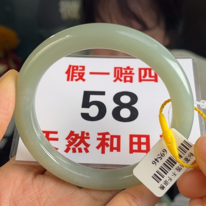 和田玉手镯未镶嵌微瑕