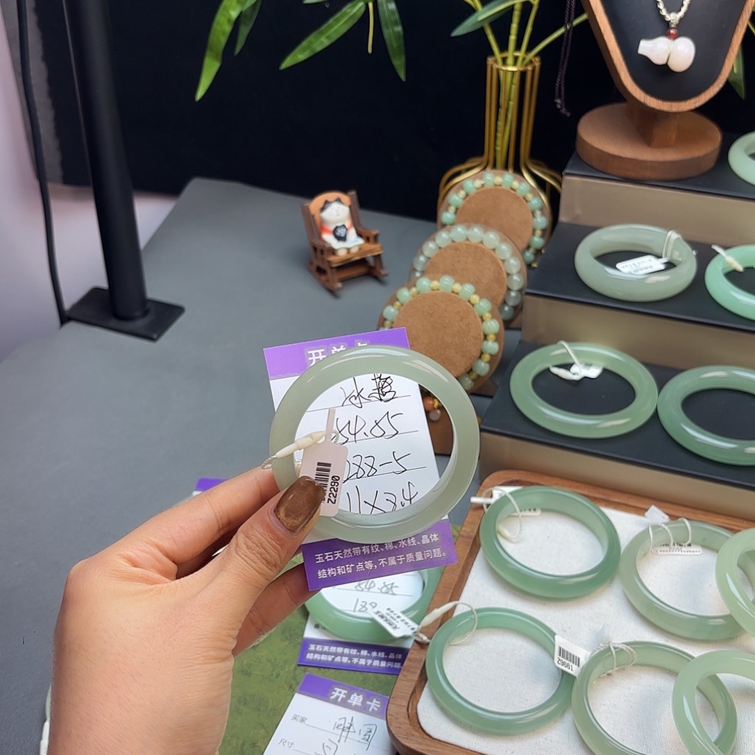 东陵石未镶嵌手镯