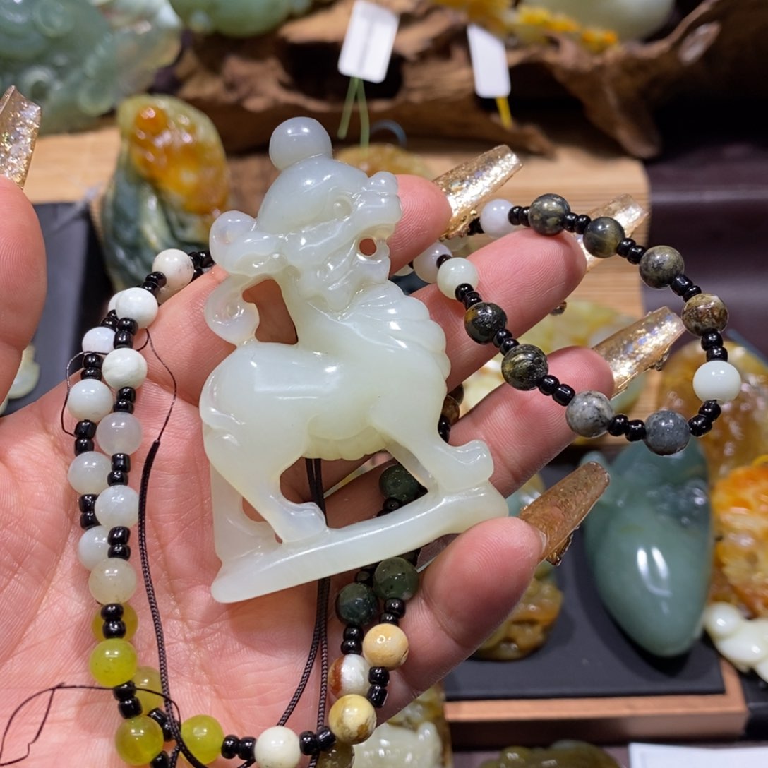 蛇纹石玉颈饰未镶嵌