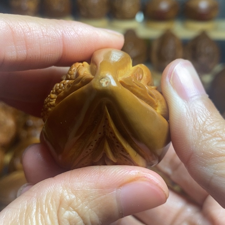 【闪购商品】香榧木橄榄核雕刻三面手工3.9