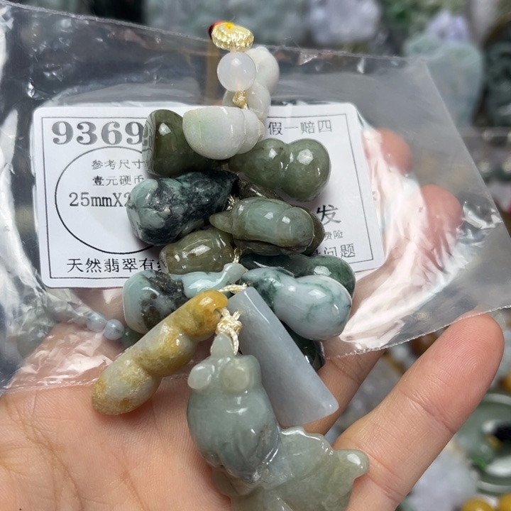 翡翠未镶嵌挂件9369瑕疵