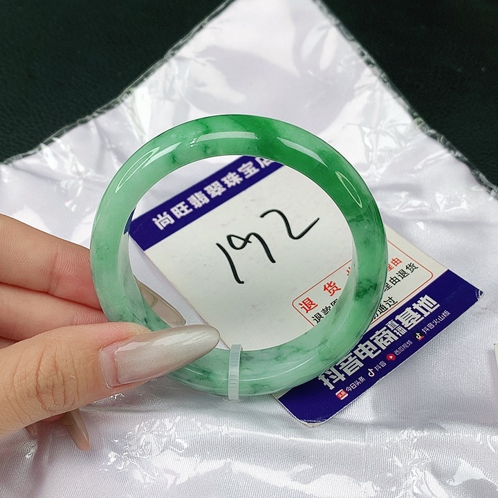 翡翠手镯未镶嵌翡翠12