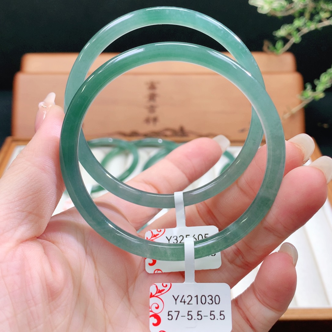 翡翠手镯未镶嵌天然