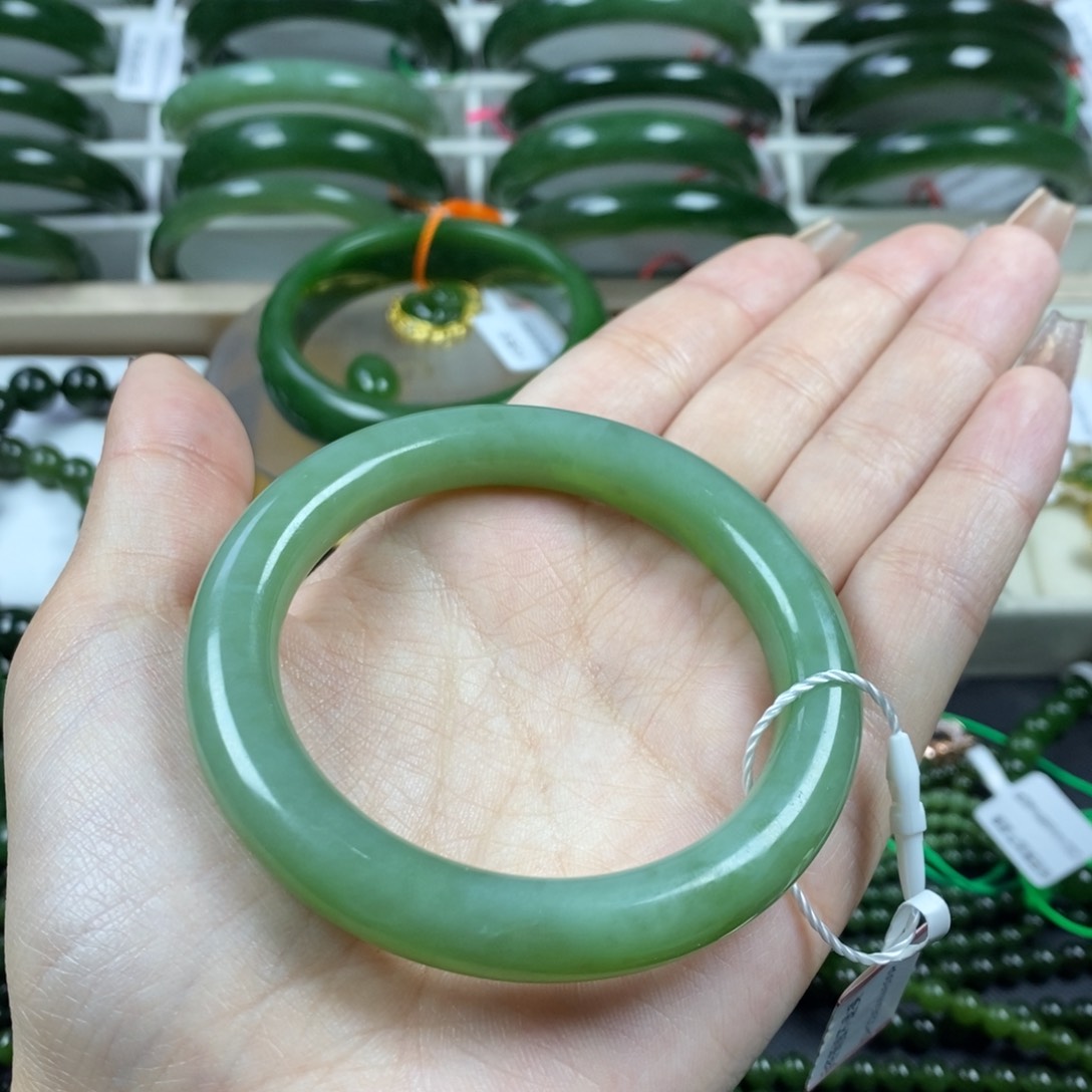 和田玉手镯未镶嵌54圈口粉青无黑点