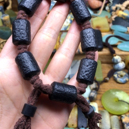 蛇纹石玉合金颈饰寒*