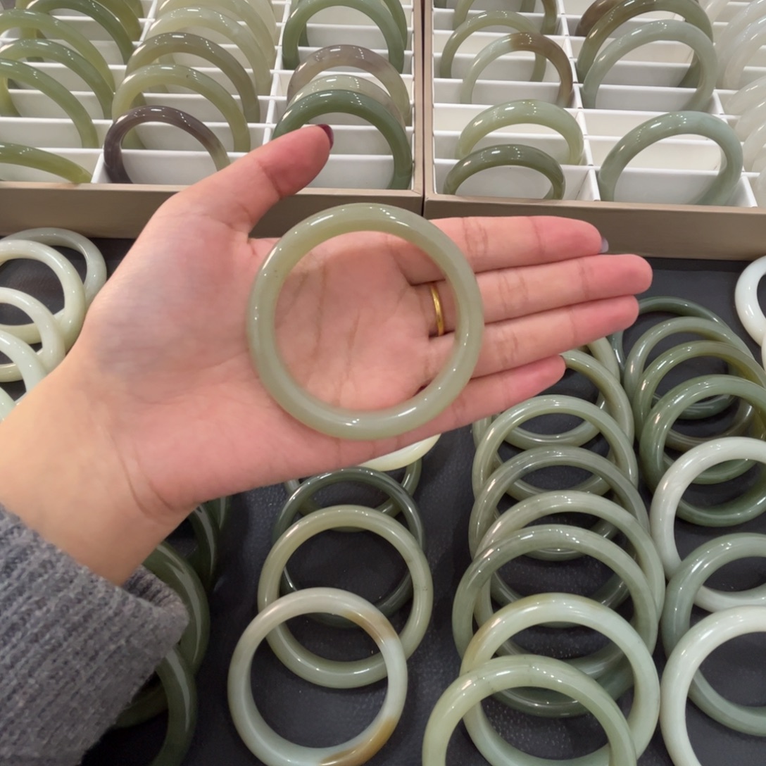 和田玉未镶嵌手镯