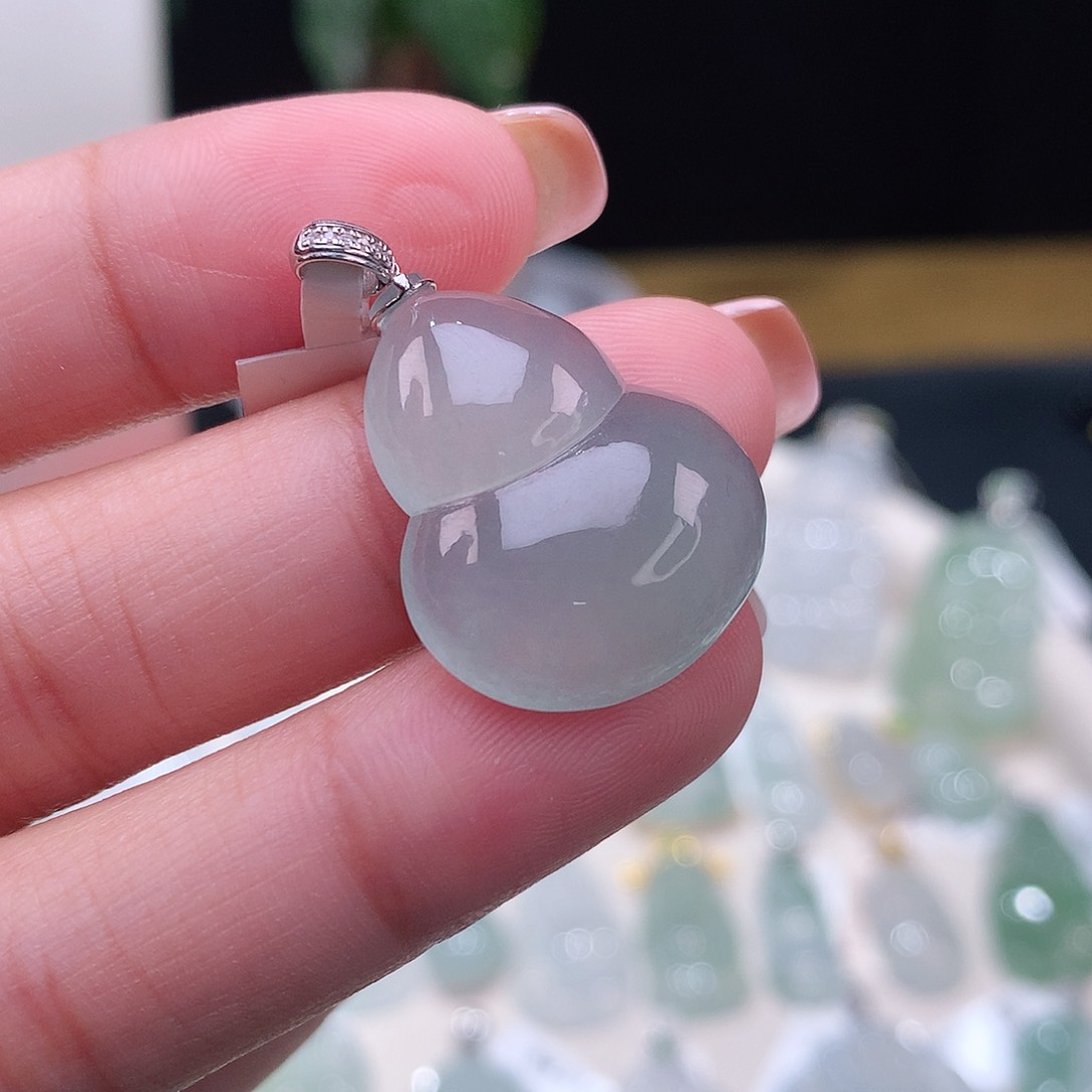 颈饰18K金镶嵌翡翠葫芦