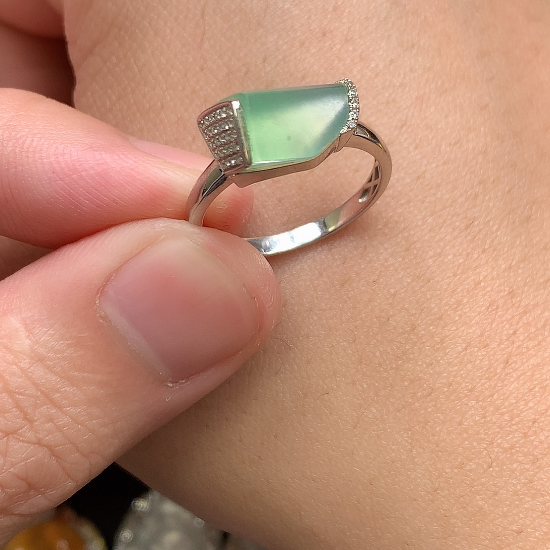 翡翠18K金镶嵌戒指