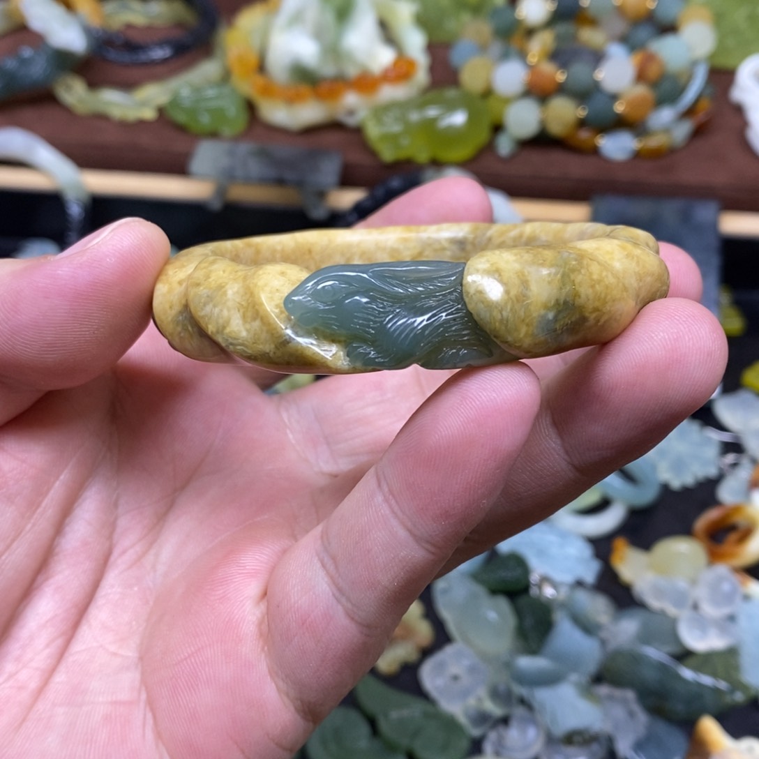 蛇纹石玉手镯未镶嵌