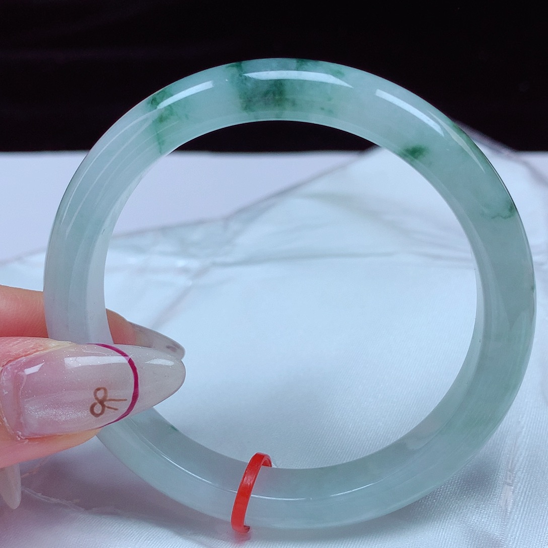 翡翠手镯未镶嵌55圈