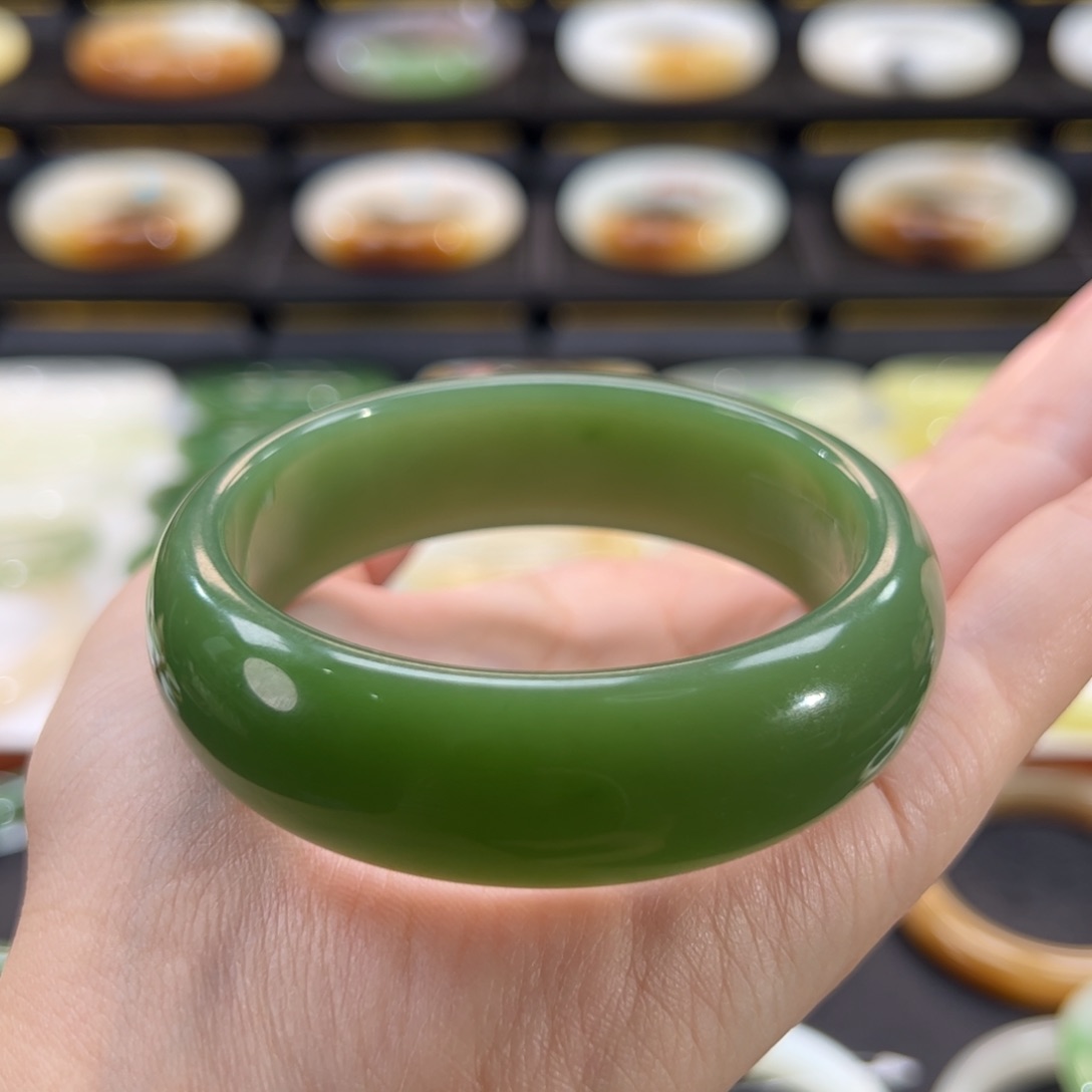 和田玉（碧玉）手镯未镶嵌粉阳绿