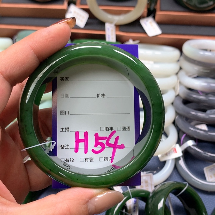 【闪购商品】未镶嵌手镯和田玉（碧玉）彩*