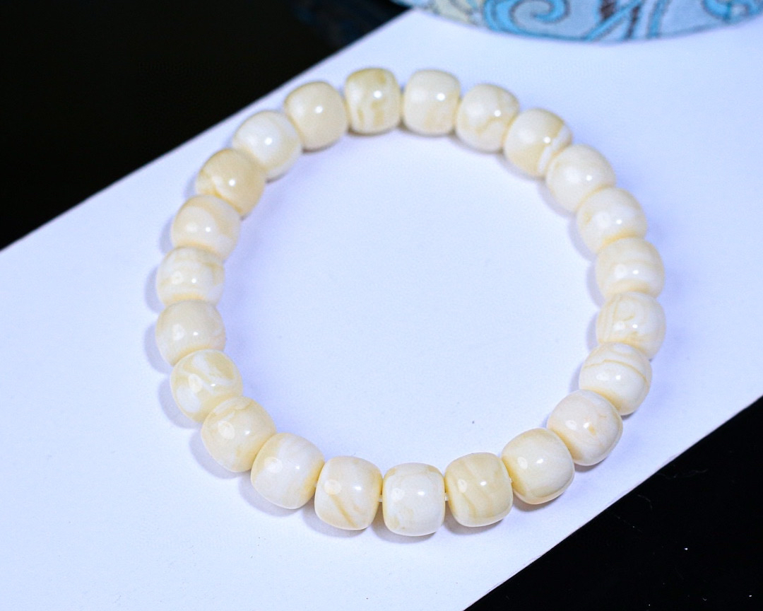 12.76克俄白浓蜡老型蜜蜡手串