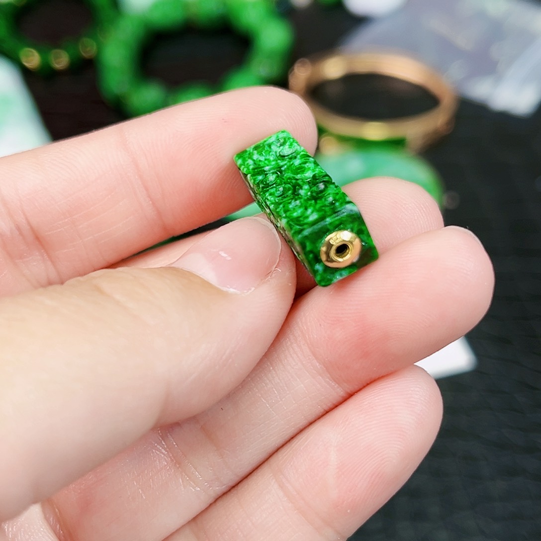 翡翠颈饰18K金镶嵌吊坠