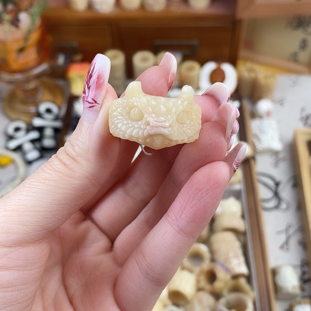 鹿骨把件白**?M15马骨雕刻的角奎蛇跑环18.8