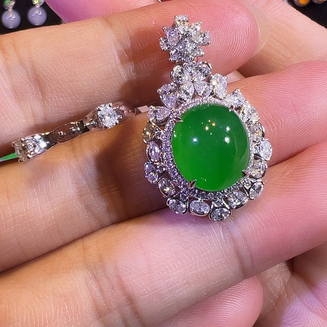 翡翠18K金镶嵌戒指满绿正阳蛋面戒指吊坠两用