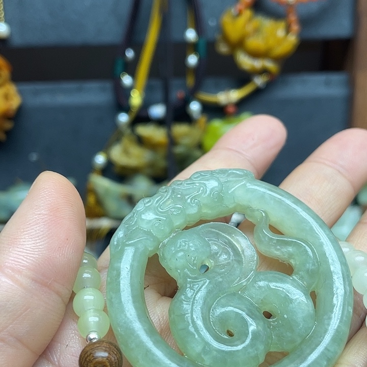 未镶嵌蛇纹石玉颈饰