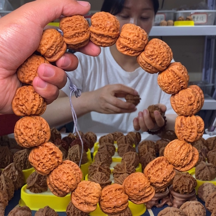 文玩核桃吊坠吃*陈文玩核桃白狮子串手持130