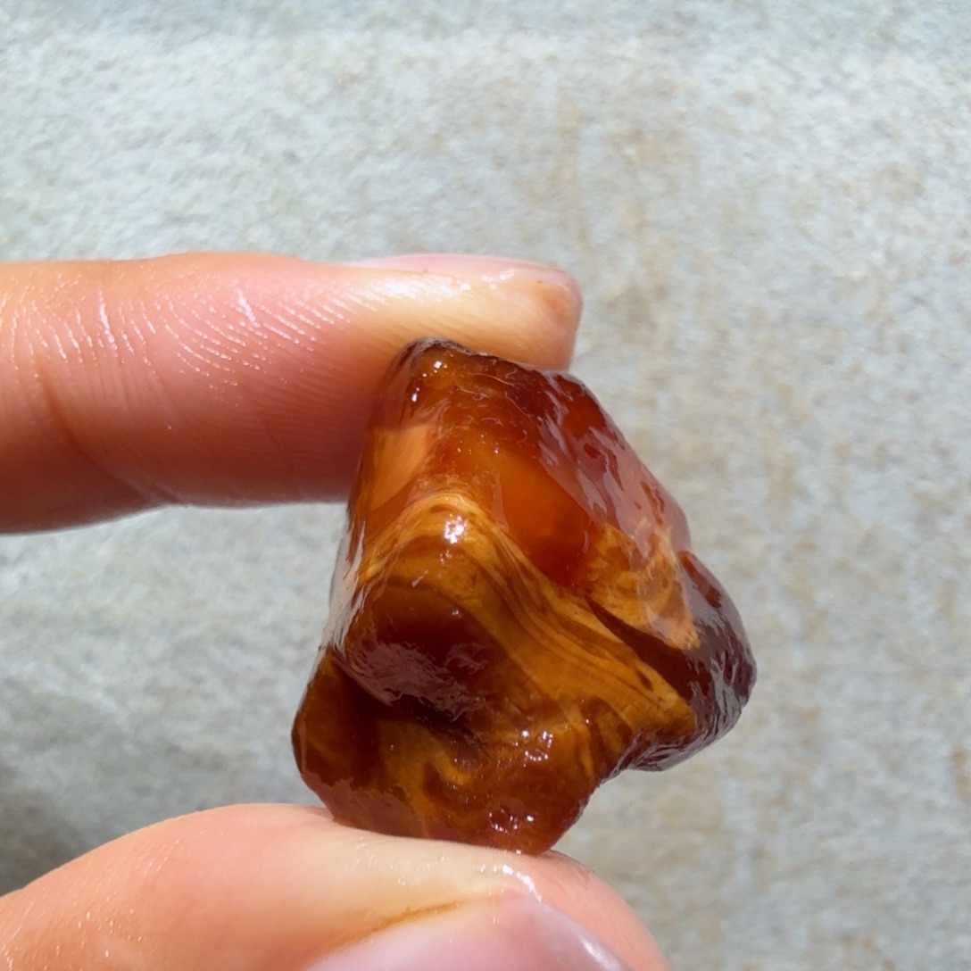 闲***鱼琥珀未镶嵌裸石专拍