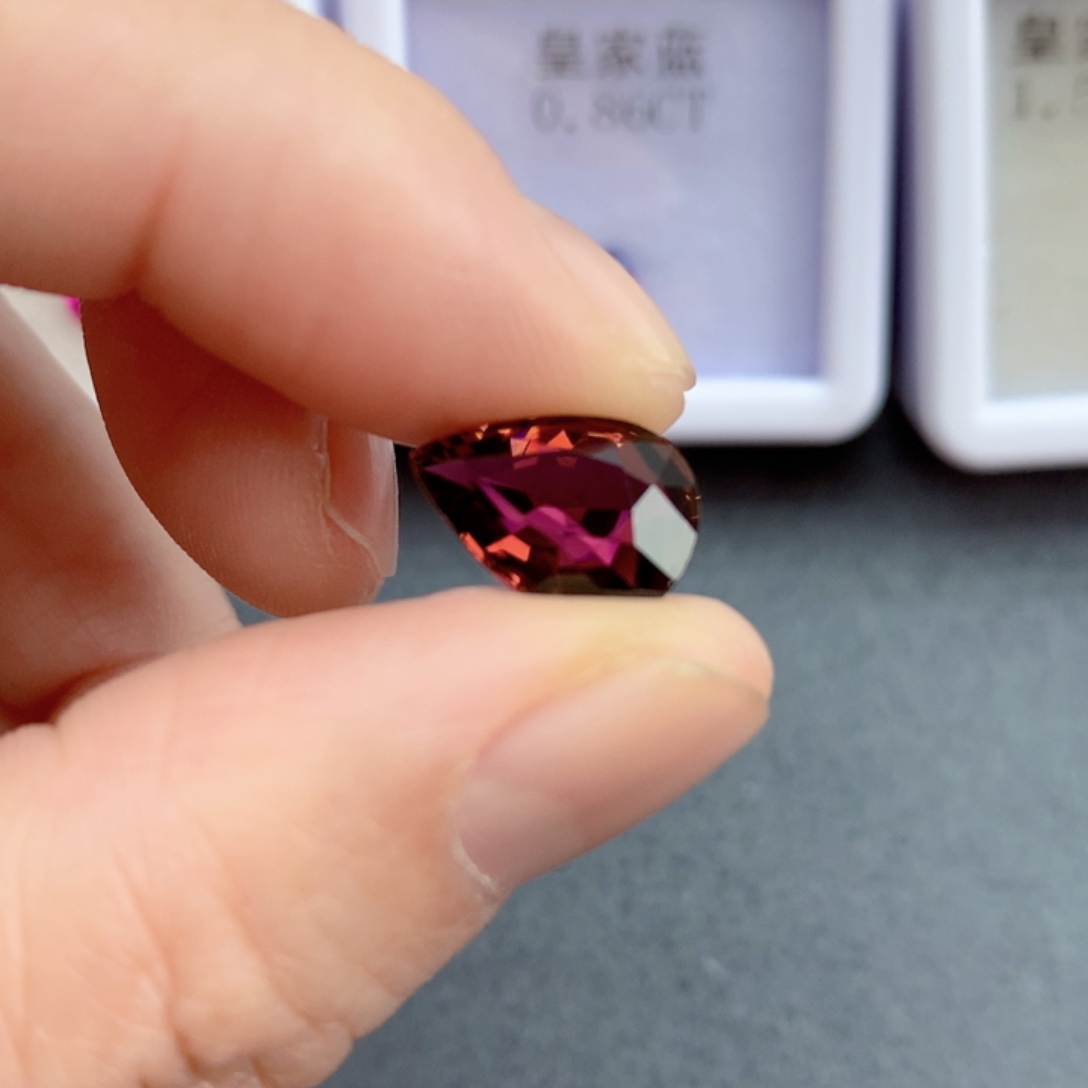 红色碧玺3.55克拉裸石未镶嵌