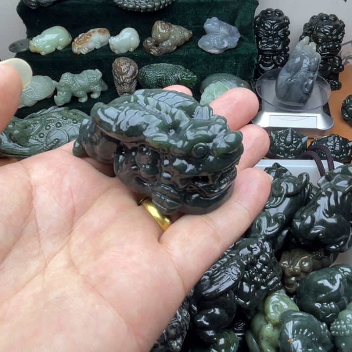 和田玉未镶嵌把件