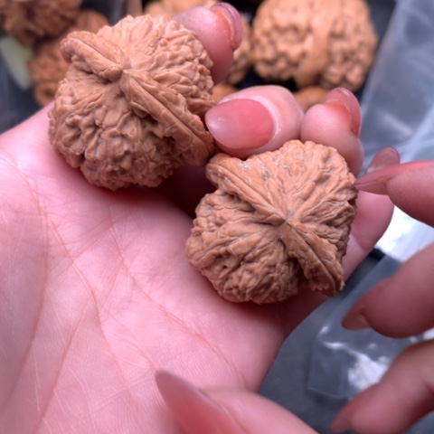 文玩核桃吊坠白狮子