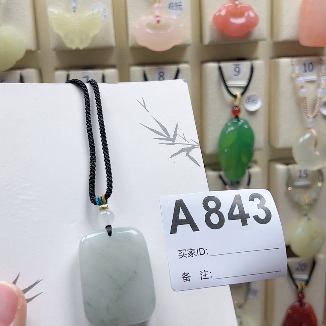 石英质玉颈饰合金事*