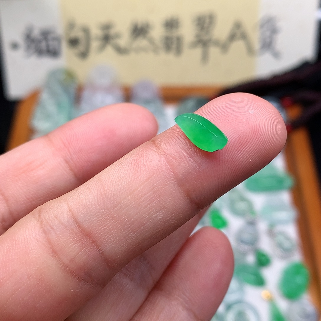 翡翠裸石缅甸天然A货翡翠阳绿随形