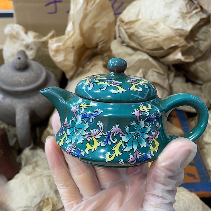 紫砂茶壶矿泥料手工制作的一把紫砂壶。