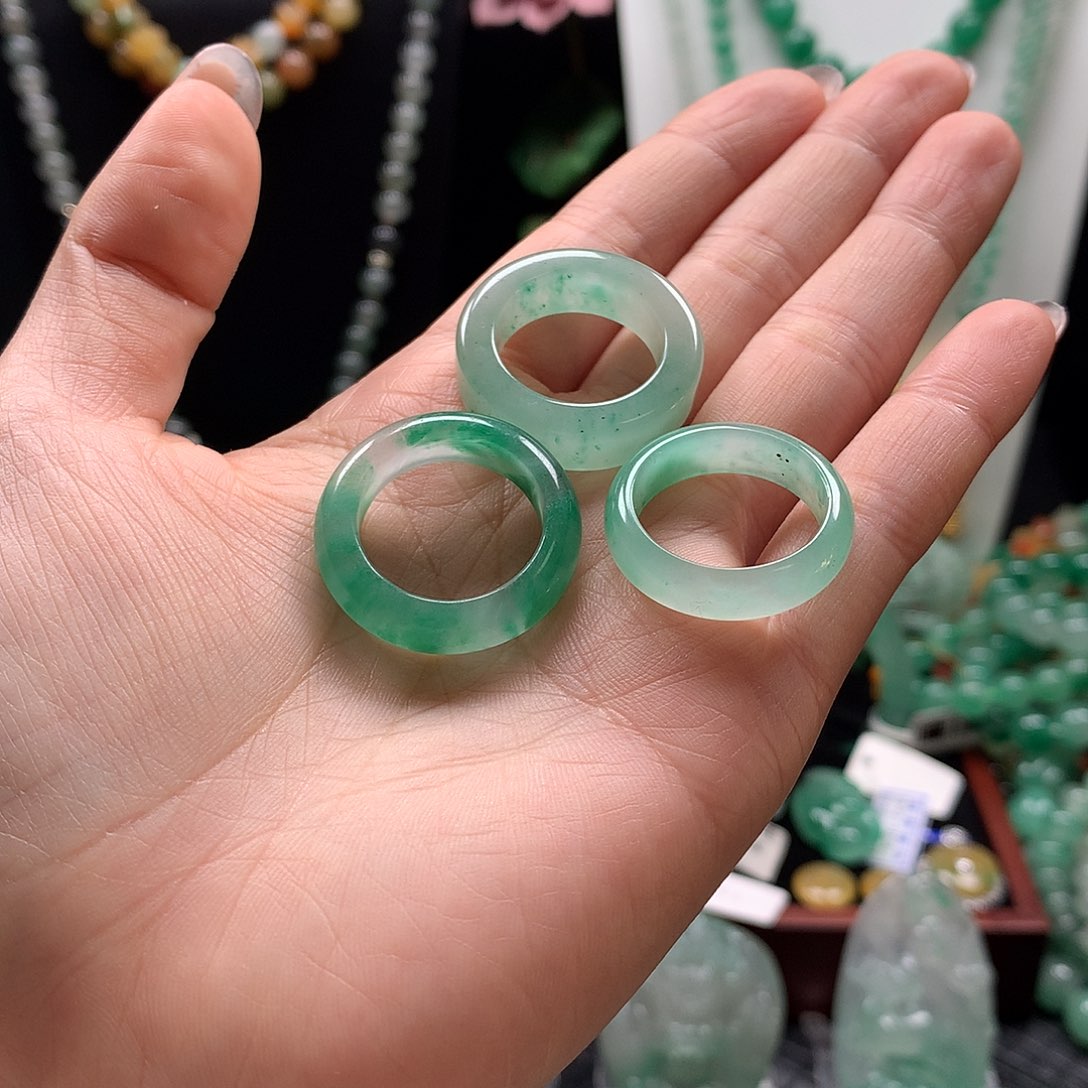 杨***诚石英质玉未镶嵌戒指