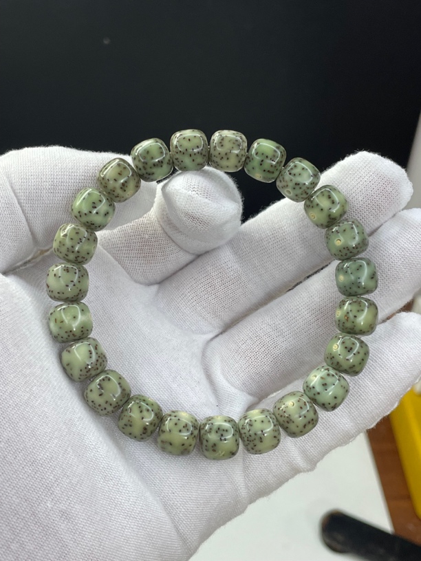 石玉料同枝果满绿10*9桶珠 大留白 高油性 小细星 一物一图