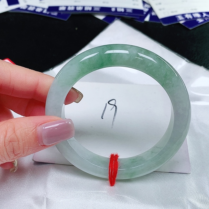 翡翠手镯未镶嵌翡翠手镯未镶嵌