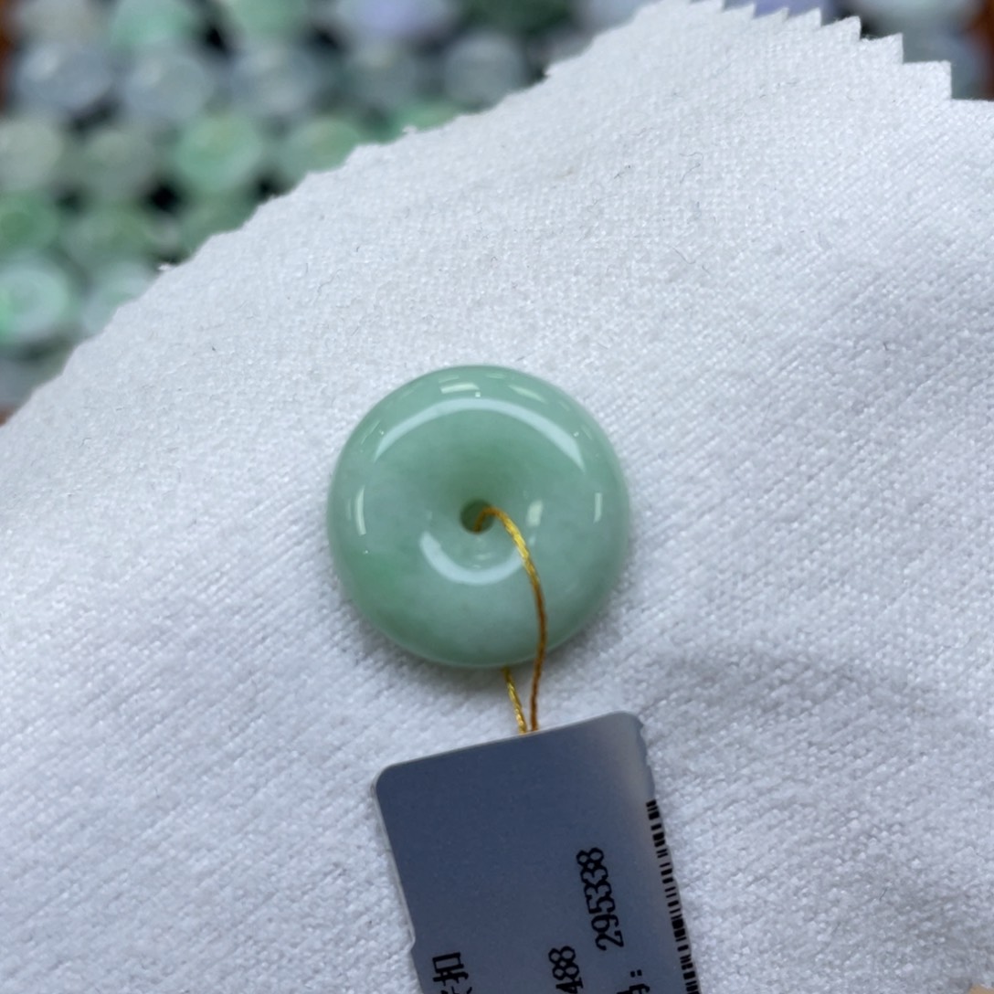 颈饰未镶嵌翡翠平安扣