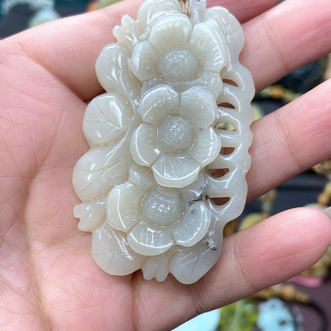 蛇纹石玉颈饰未镶嵌