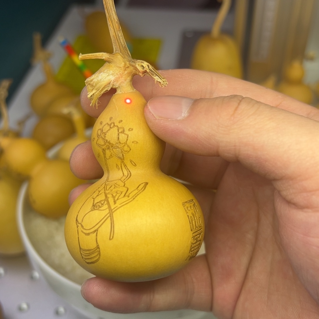 手持莲花、如意，手把小葫芦