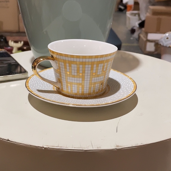 在****施陶瓷花瓶，茶杯茶具。