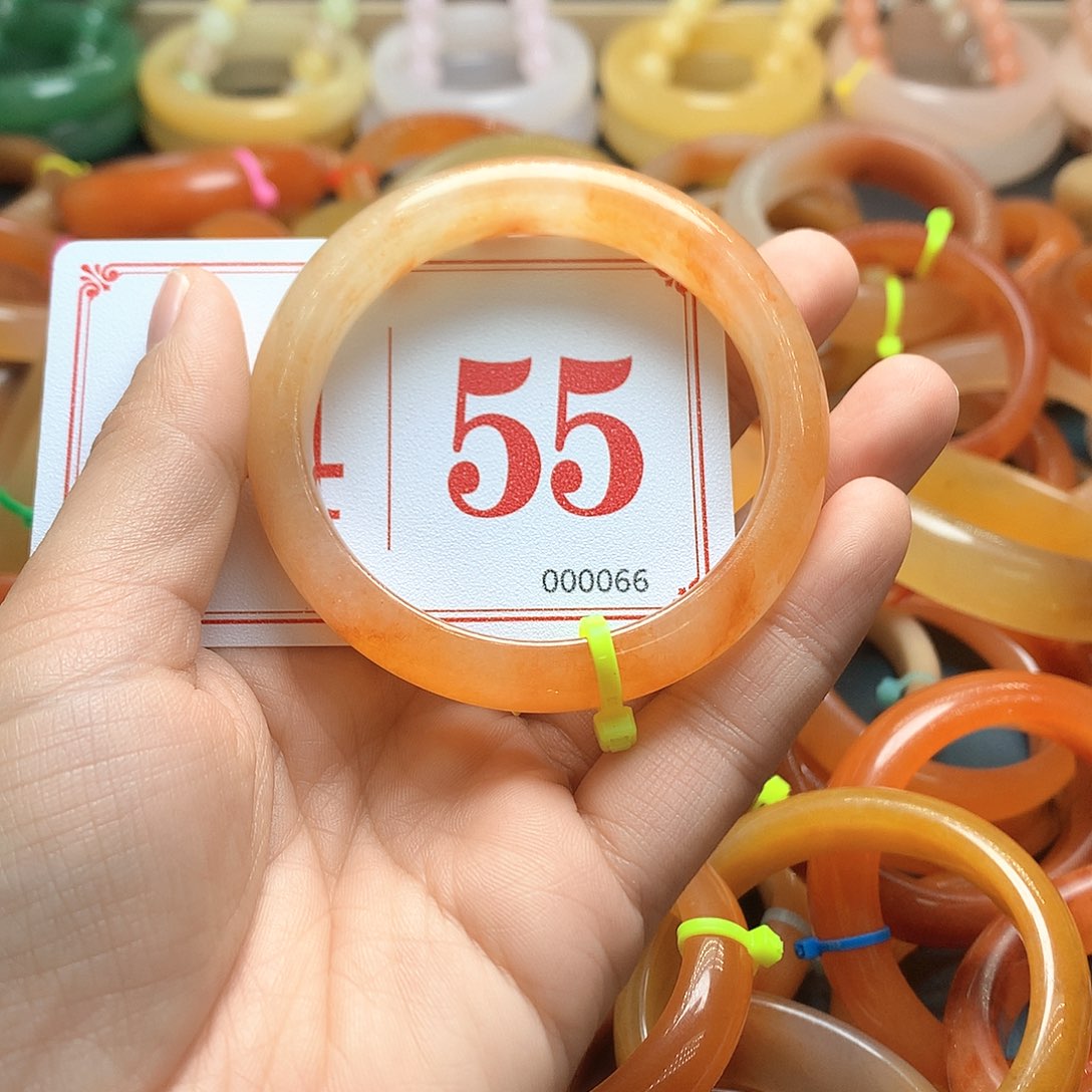 未镶嵌石英质玉（黄龙玉）手镯酒***?