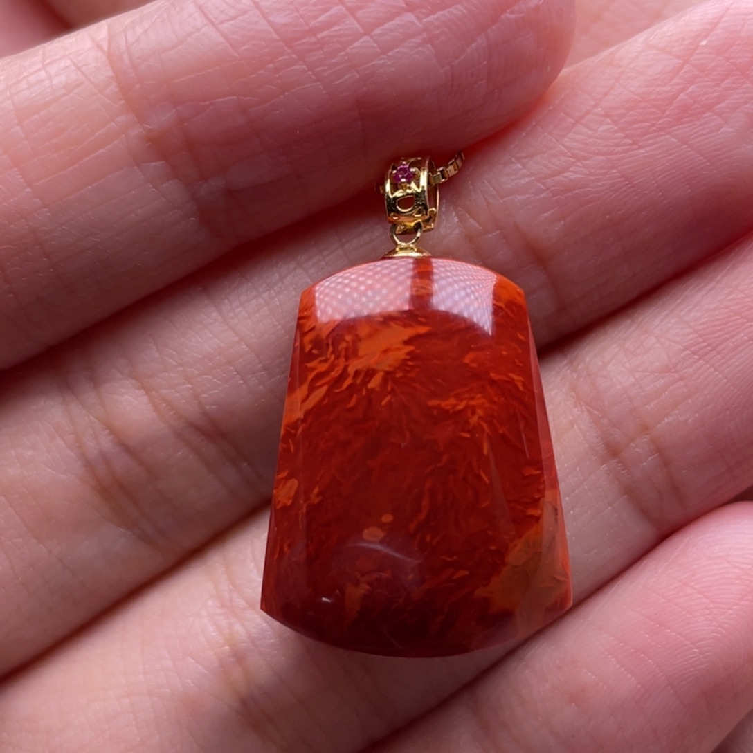 无***相南红玛瑙18K金镶嵌珠宝奇石无事牌吊坠