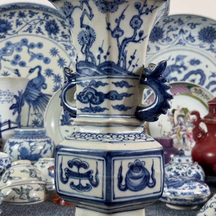 瓶旭**辉一个青花的小瓶子