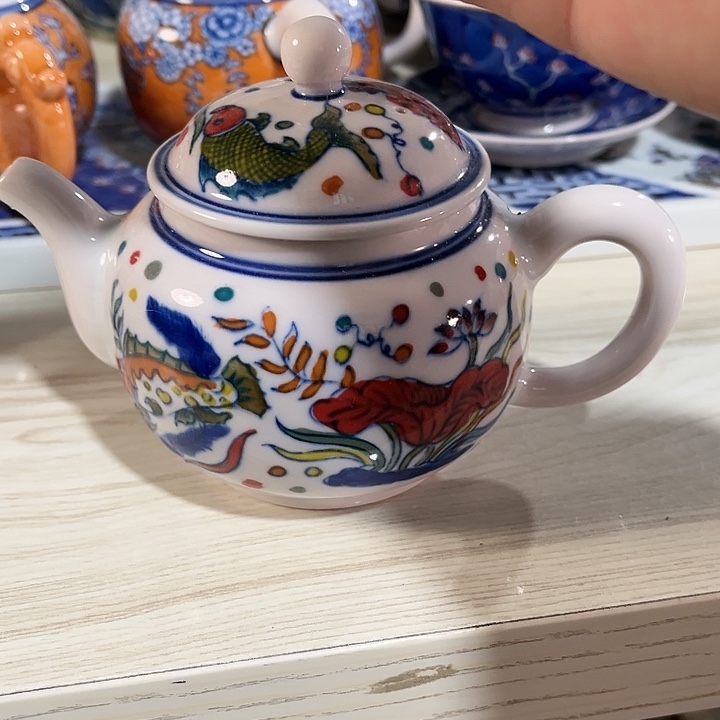 瓷片景德镇陶瓷茶壶。红。 