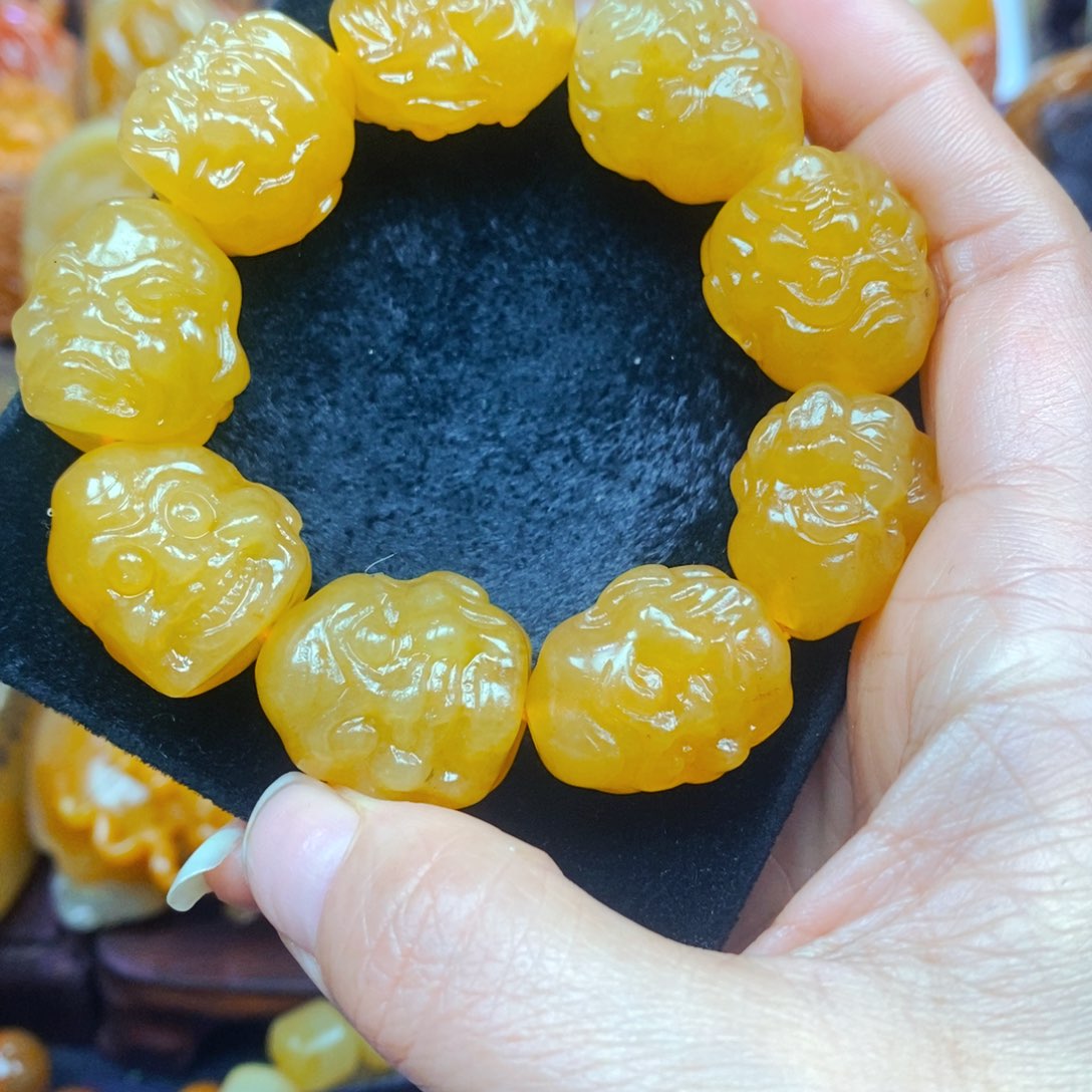 未镶嵌石英质玉（黄龙玉）颈饰